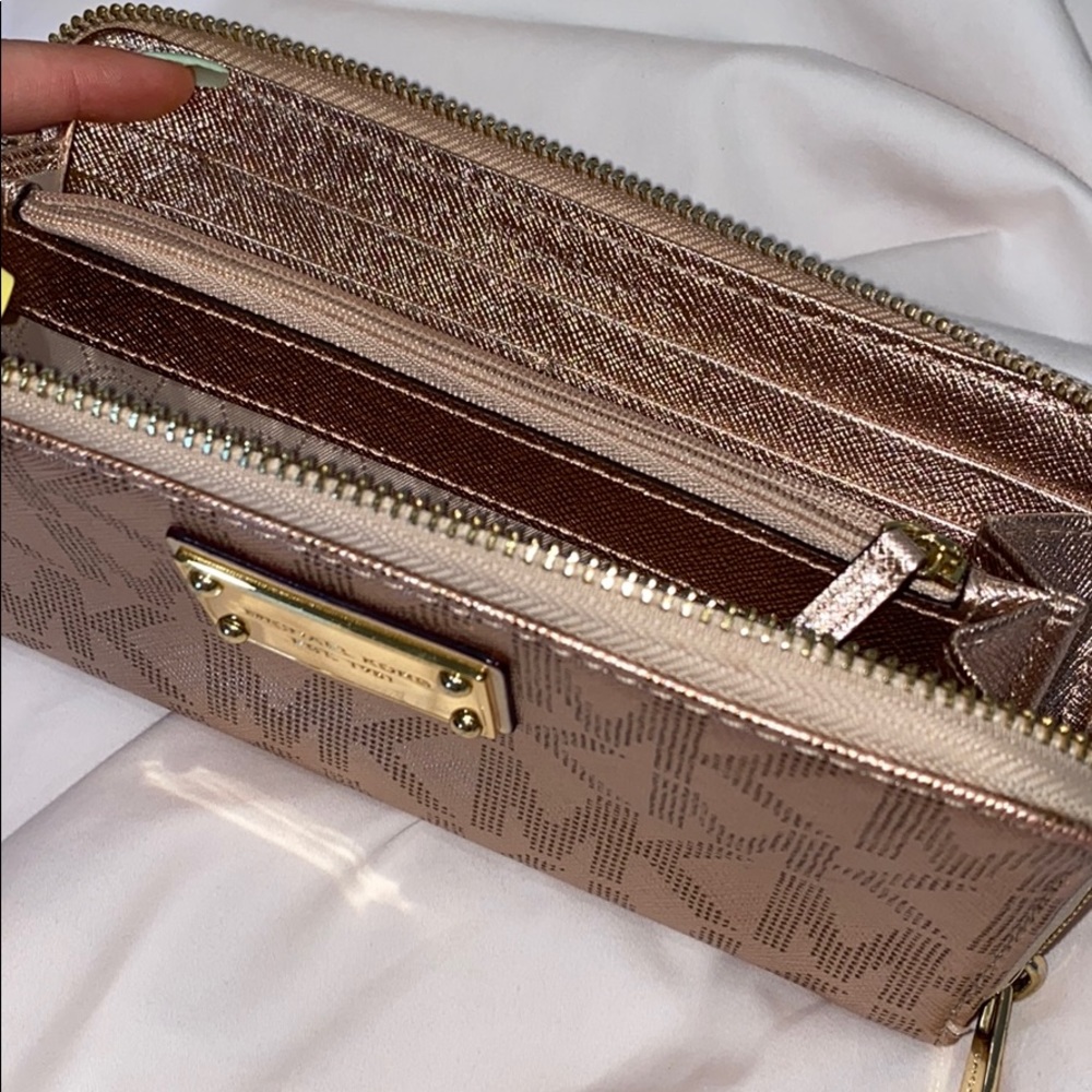 Michael Kors medium tote bag and clutch - Picture 7 of 7